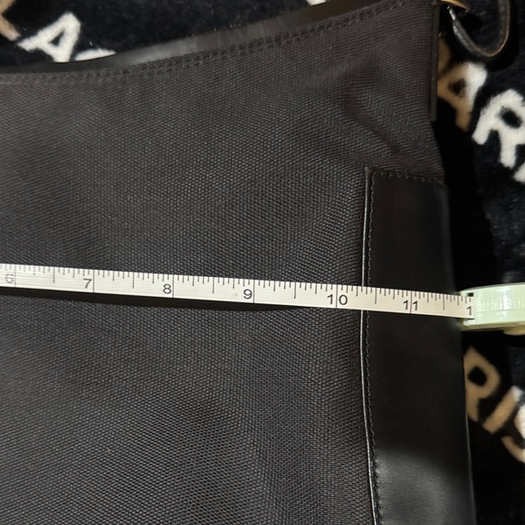 Authentic Gucci Shoulder Black Women's Bag With One Small Spot On Back - Picture 10 of 15